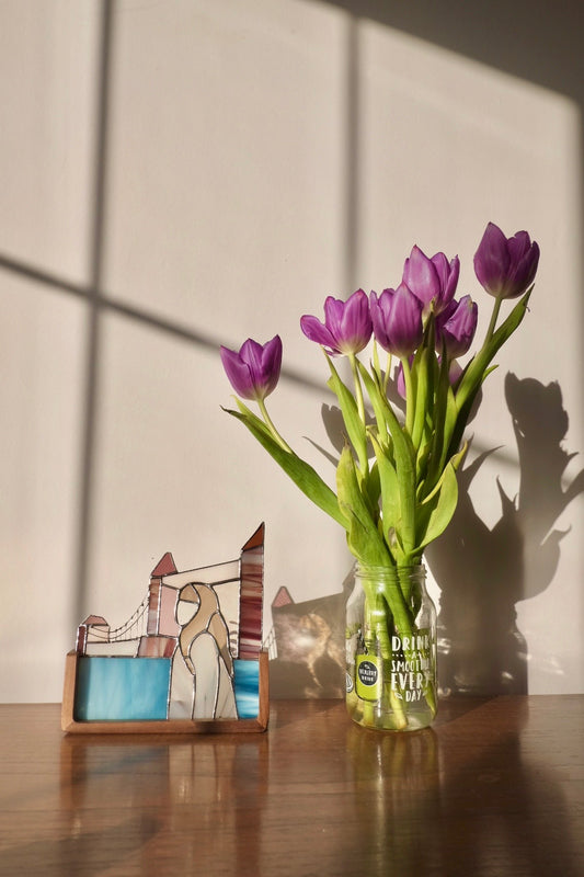 Girl and London Bridge / Reserved